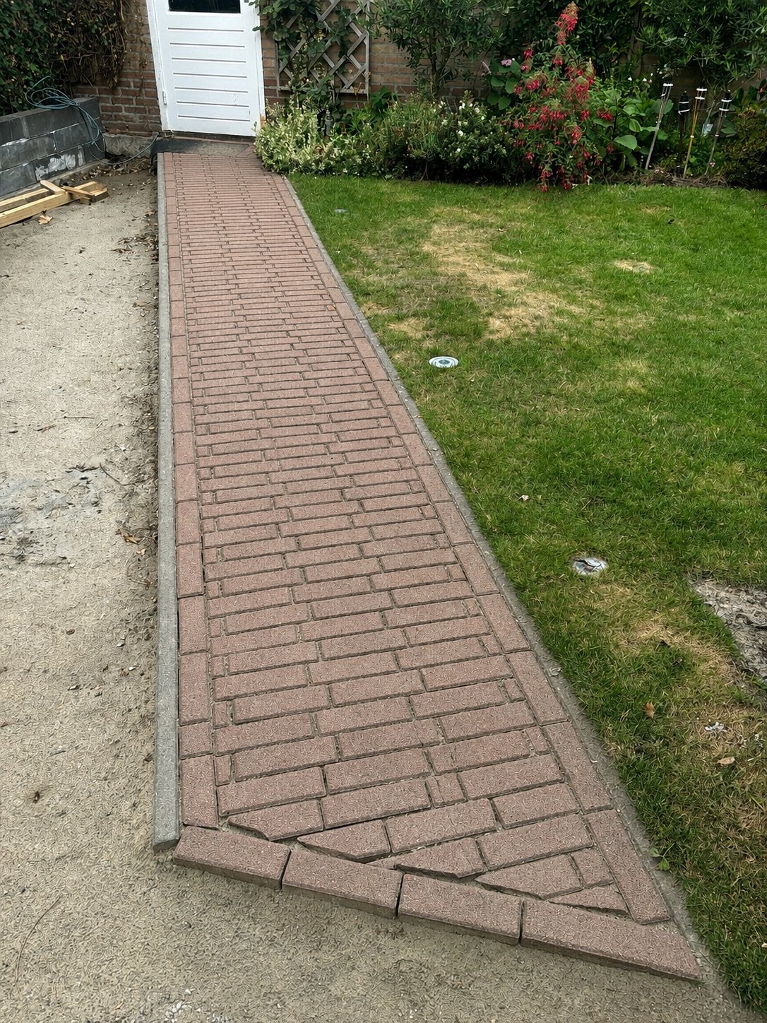 Gratis: 5 m² dikformaat betonklinkers met opsluitbanden, Ophalen, Gebruikt, Klinkers, 5 tot 10 m²