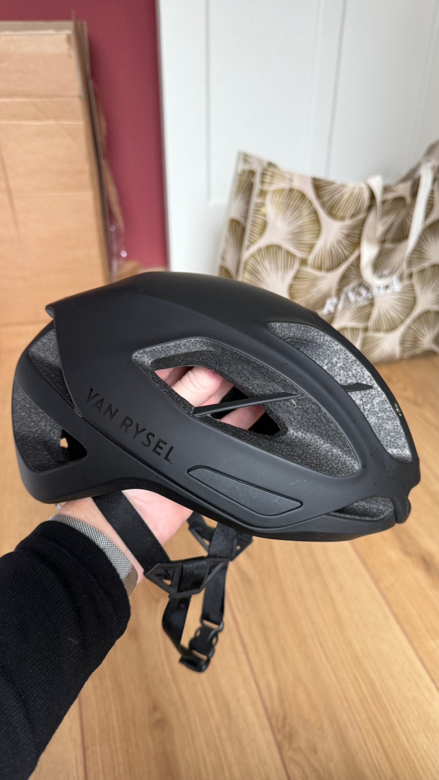 Zwarte fietshelm, Fietsen en Brommers, Ophalen, Zo goed als nieuw, M, Heer of Dame