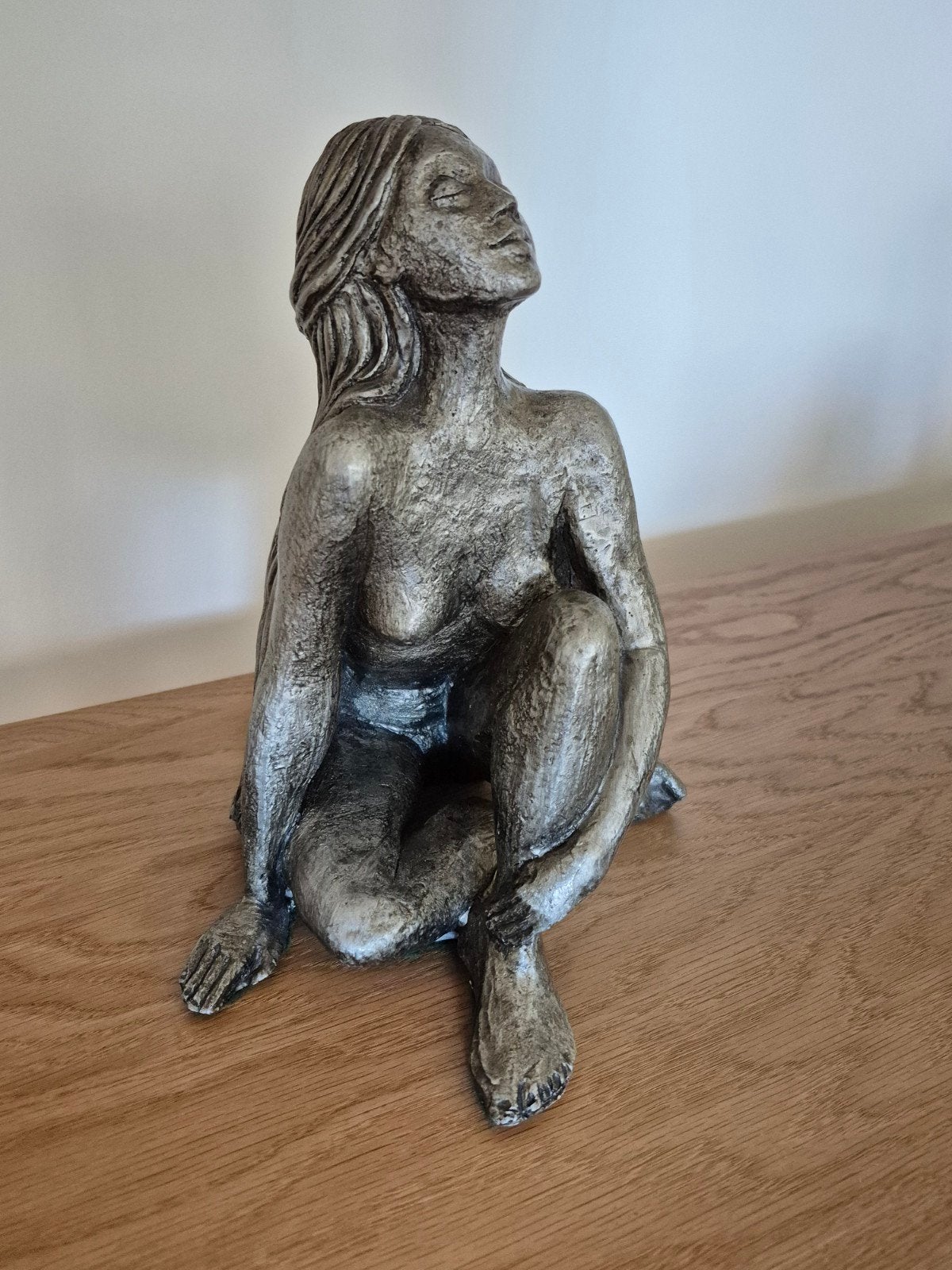 Zittende Vrouw Sculptuur - Modern Design, Antiek en Kunst, Ophalen of Verzenden, Handgemaakt, 20 - 50 cm, Overige materialen