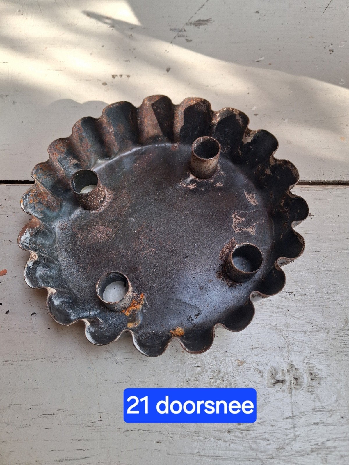 Antieke metalen schaal met 4 kaarshouders, 21 cm doorsnee, Ophalen of Verzenden, Zo goed als nieuw