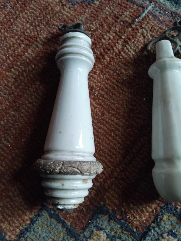 2 Antieke Porseleinen WC Trekkers - Jaren 1880 en 1930, Antiek en Kunst, Antiek | Keramiek en Aardewerk, Ophalen of Verzenden