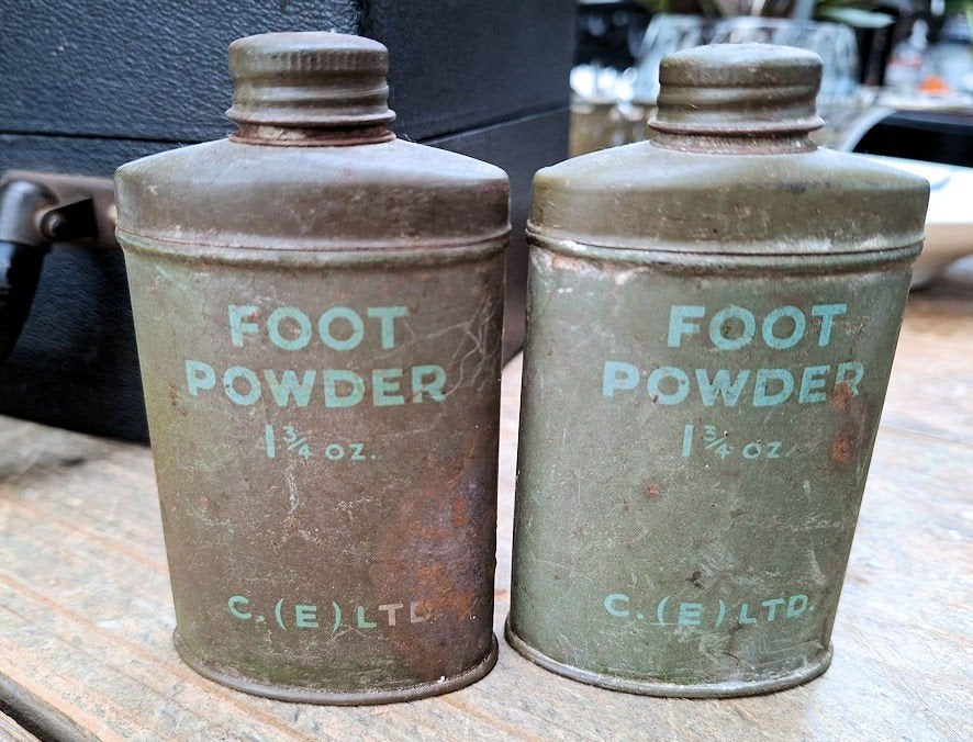 2 blikjes Foot Powder WO2 Voetenpoeder, Ophalen of Verzenden, Landmacht, Nederland, Overige typen