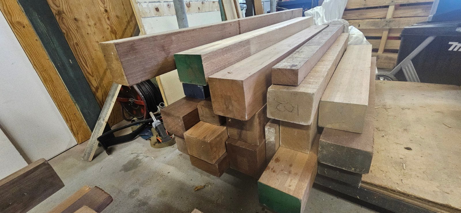 Diverse partij meranti  balken en planken, Doe-het-zelf en Verbouw, Ophalen, Gebruikt, 50 mm of meer, Balk