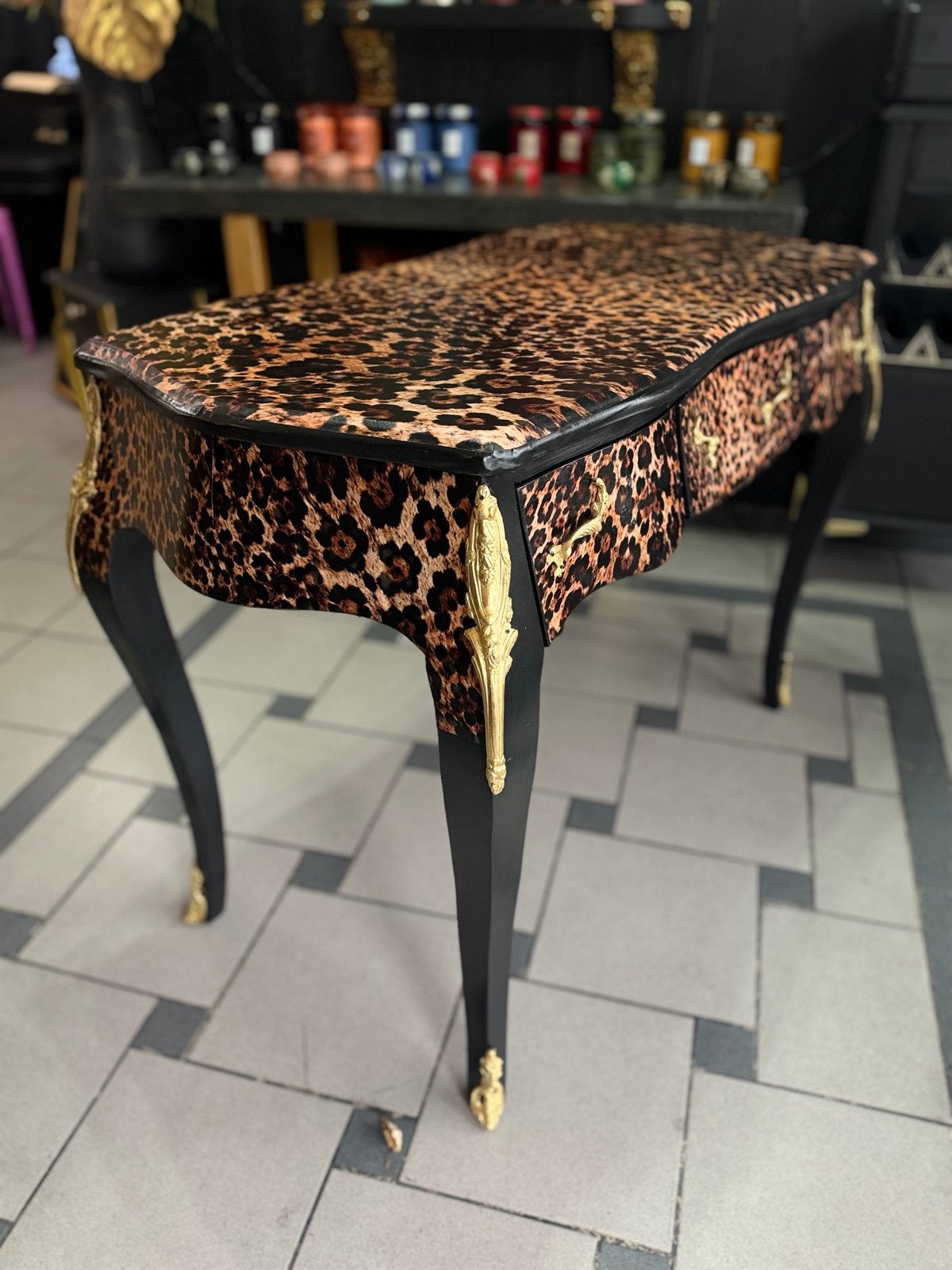 Unieke Queen Ann sidetable met luipaardprint, Huis en Inrichting, Ophalen, Marlons, Gebruikt, Eu