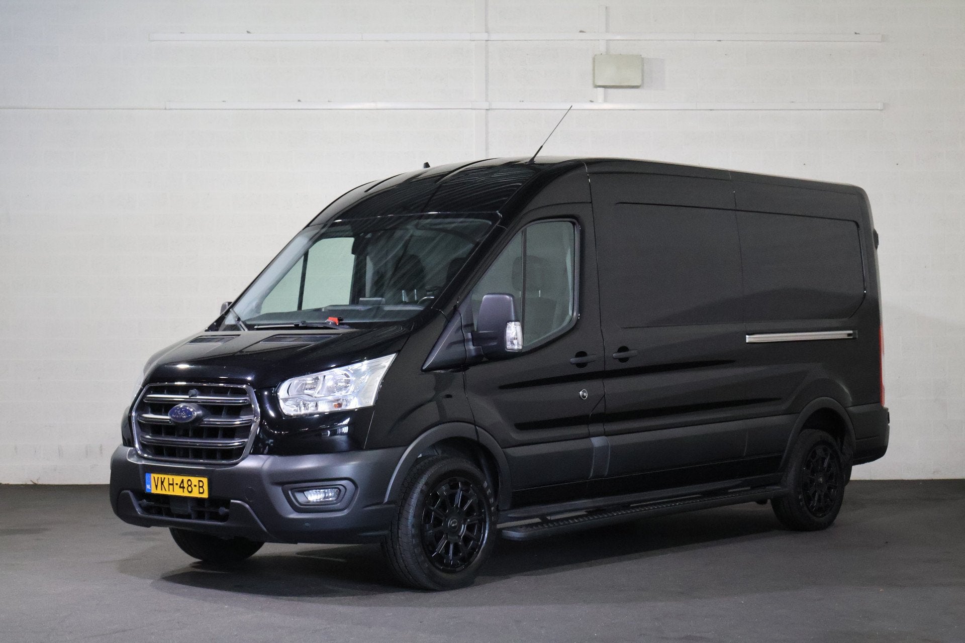 Ford Transit 2.0 TDci 170pk L3 H2 Airco Apple Carplay Camera, Auto's, Euro 6, 4 cilinders, Startonderbreker, Zwart