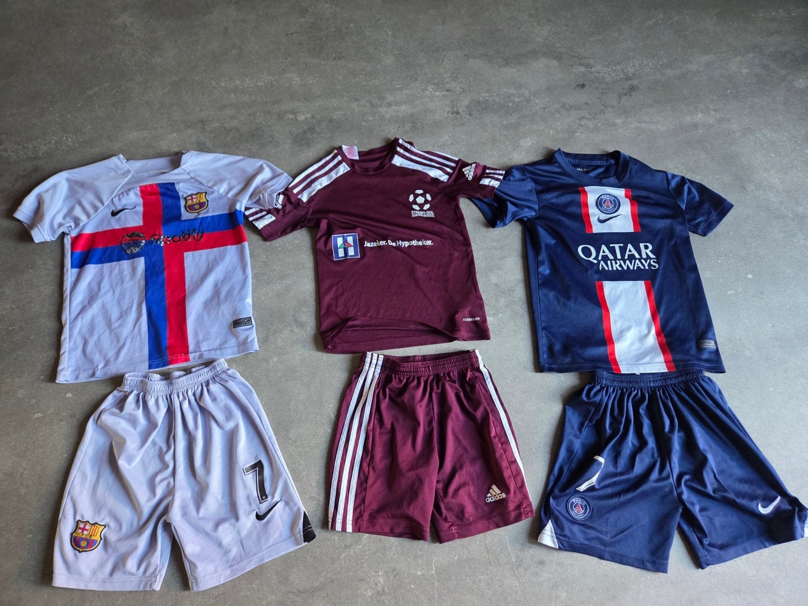 3x Voetbaltenues Barcelona PSG Maat 140, Gebruikt, Ophalen of Verzenden, Setje, Nike