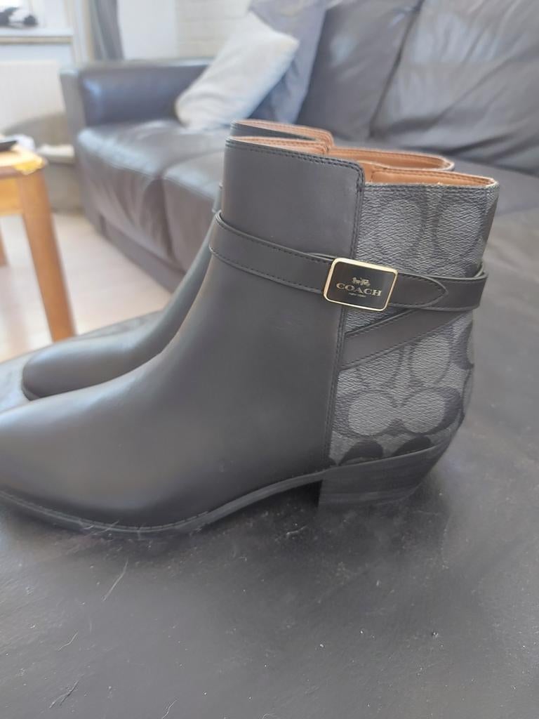 Mooie nieuwe dames schoenen met lage hak mt 40, Kleding | Dames, Schoenen, Ophalen of Verzenden, Nieuw, Zwart