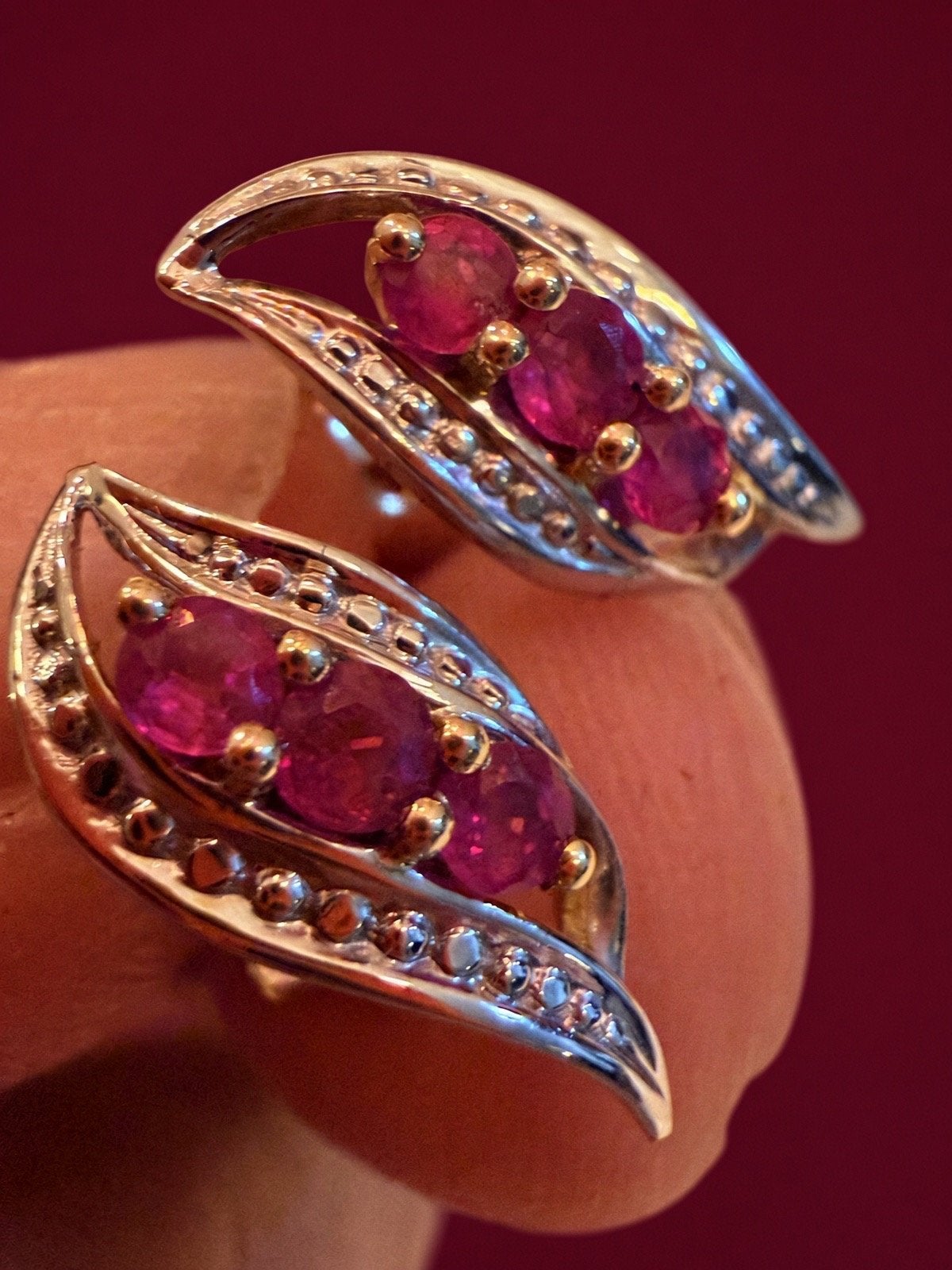 18k Wit- en Geelgouden Oorknoppen met Robijn, Sieraden, Tassen en Uiterlijk, Anikali2015@gmail.com, Ophalen of Verzenden, Zo goed als nieuw