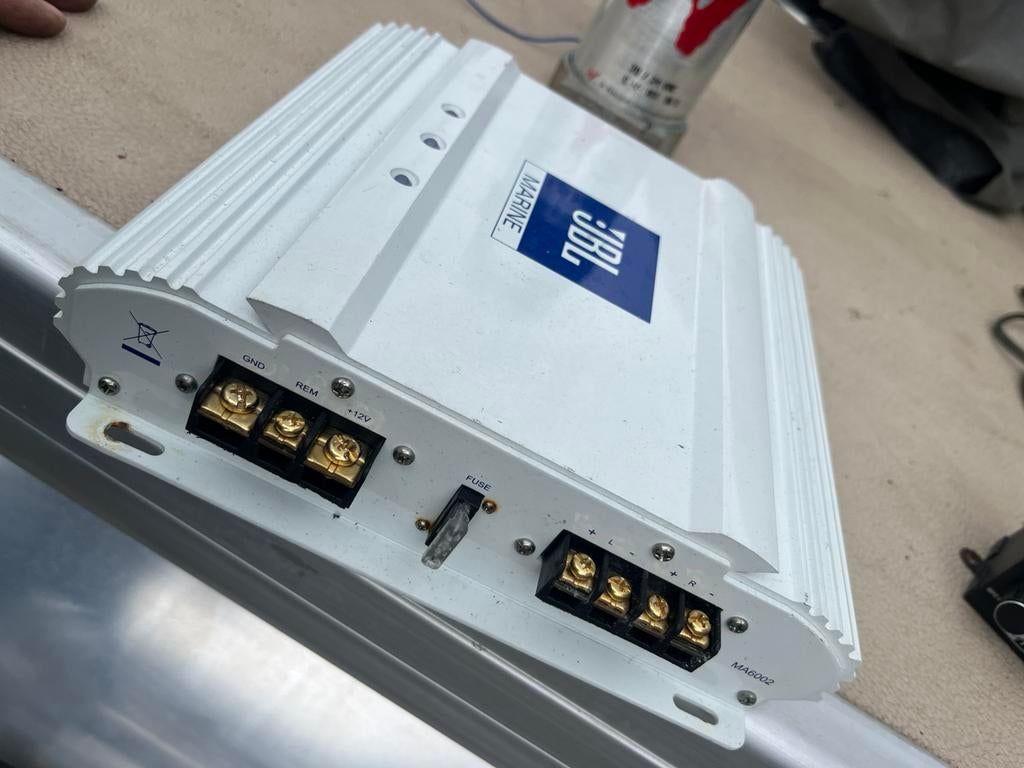 Marine veresterker jbl met boss speakers en sub, Ophalen, Gebruikt
