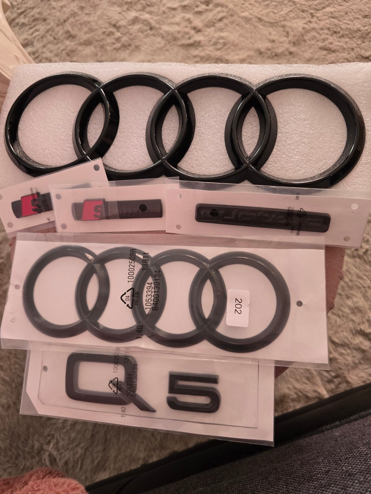 Audi emblemen en badges set - Zwart glanzend, Auto diversen, Tuning en Styling, Ophalen of Verzenden