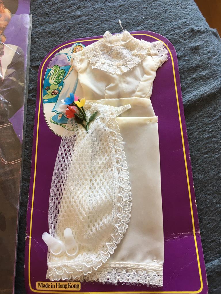Vintage Barbie Bruidskleding op kaart gemerkt., Verzamelen, Ophalen of Verzenden, Nieuw, Kleertjes