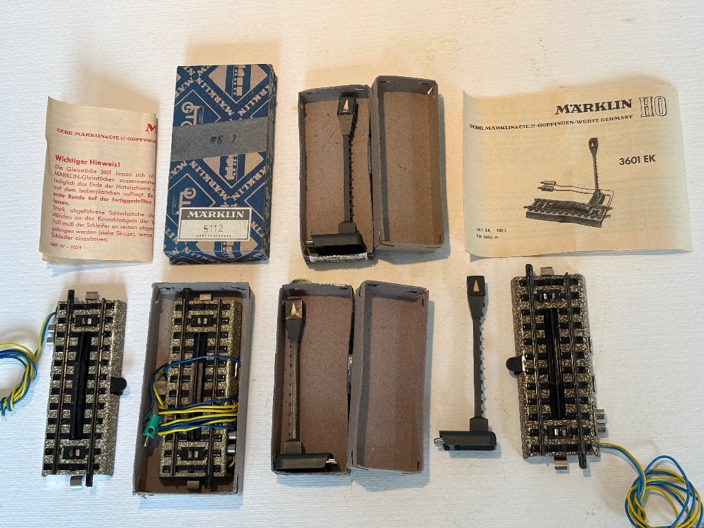 3 x Märklin ontkoppelrails 5112 met mast 5113, Hobby en Vrije tijd, Wisselstroom, Rails, Ophalen of Verzenden, Zo goed als nieuw