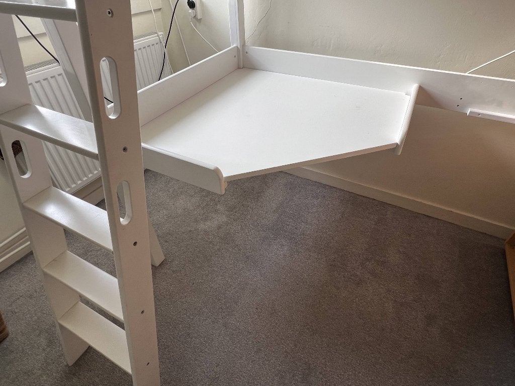 Foto 6 van Stevige hoogslapers (2x) met bureau en matras (200x90cm)