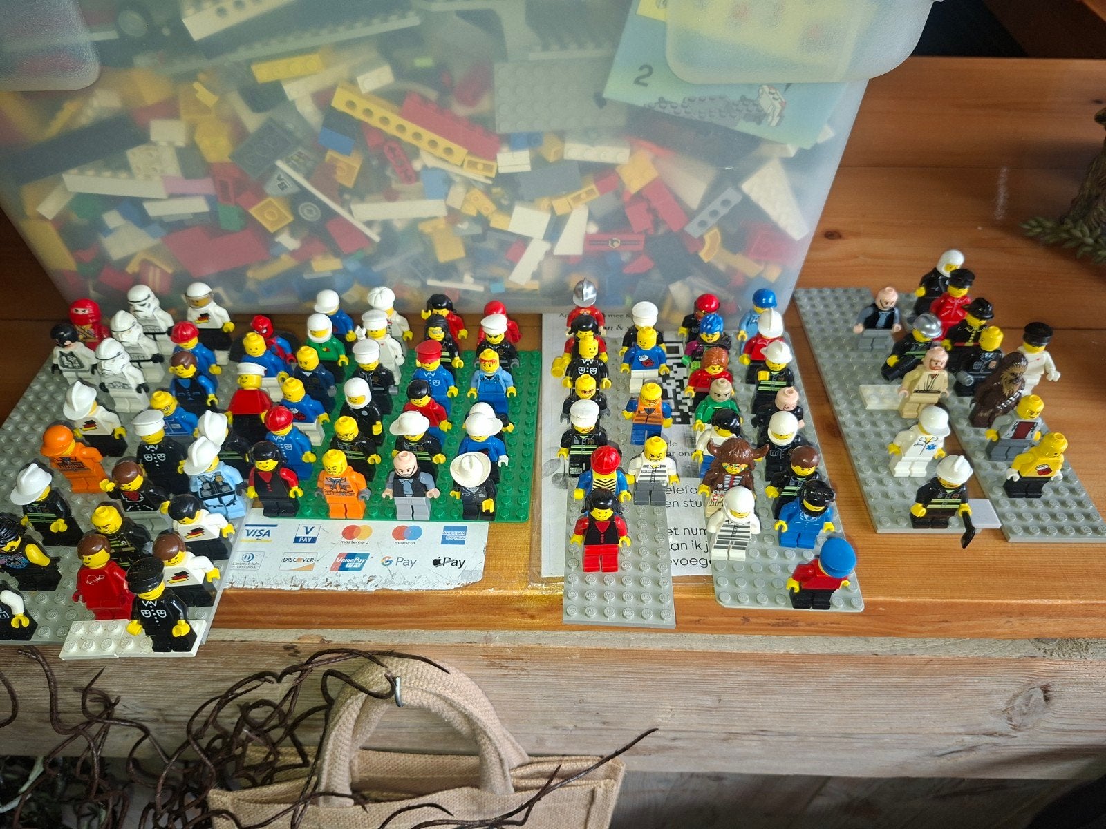 116 minifiguren 2 bakken met lego zie foto's, Gebruikt, Overige thema's, Lego, Ophalen of Verzenden