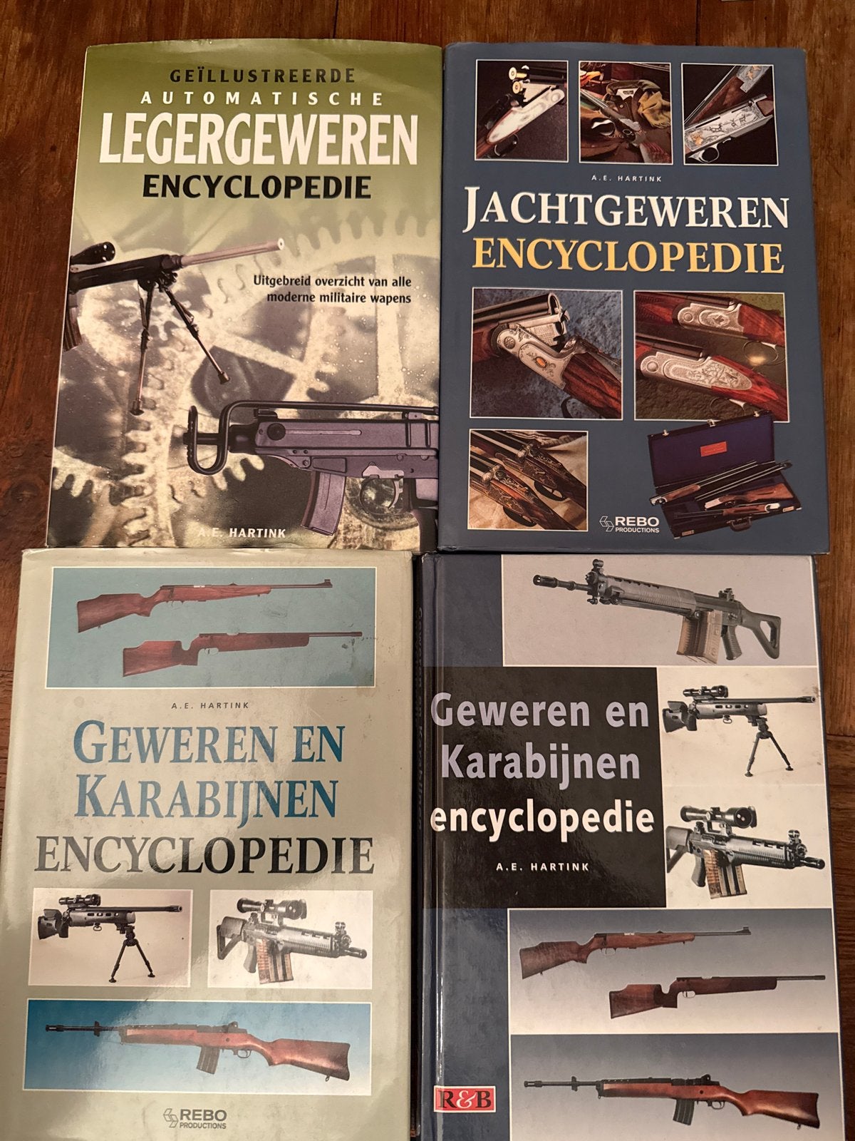 4x Encyclopedieën over wapens - A.E. Hartink, Boeken, Ophalen of Verzenden, Niet van toepassing, Gelezen, Algemeen