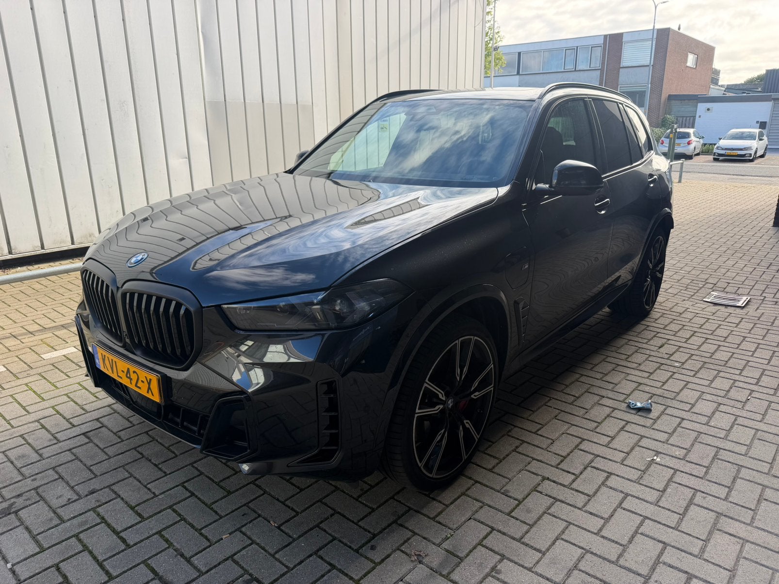 BMW X5 Xdrive50e 490pk Aut 2024 INRUIL MOGELIJK!, Auto's, 2395 kg, Zwart, Plug-in hybride, Bedrijf