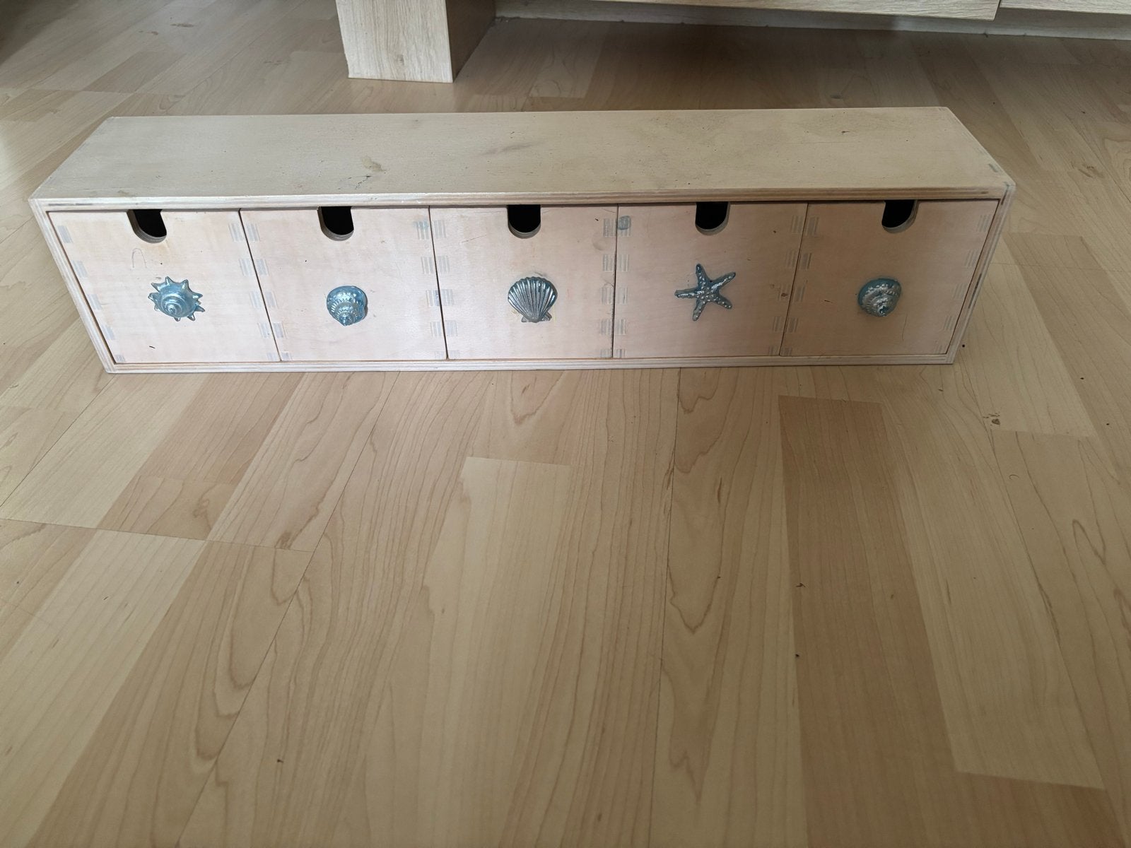 Houten ladekastje met 5 laden en schelp handgrepen, Gebruikt, 5 laden of meer, Minder dan 25 cm, Minder dan 100 cm