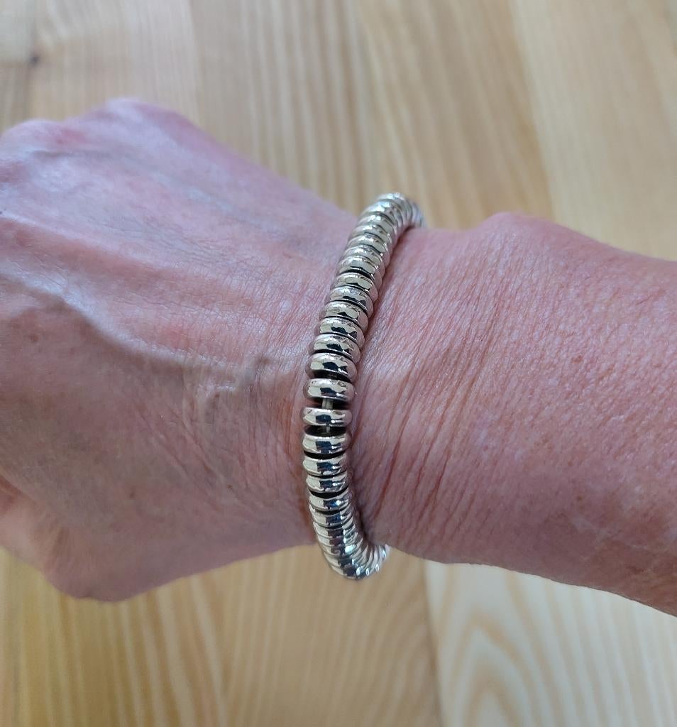 Elastische armband en/of mouwophouder zilverkleurige kralen, Ophalen of Verzenden, Zo goed als nieuw, Zilver, Overige materialen