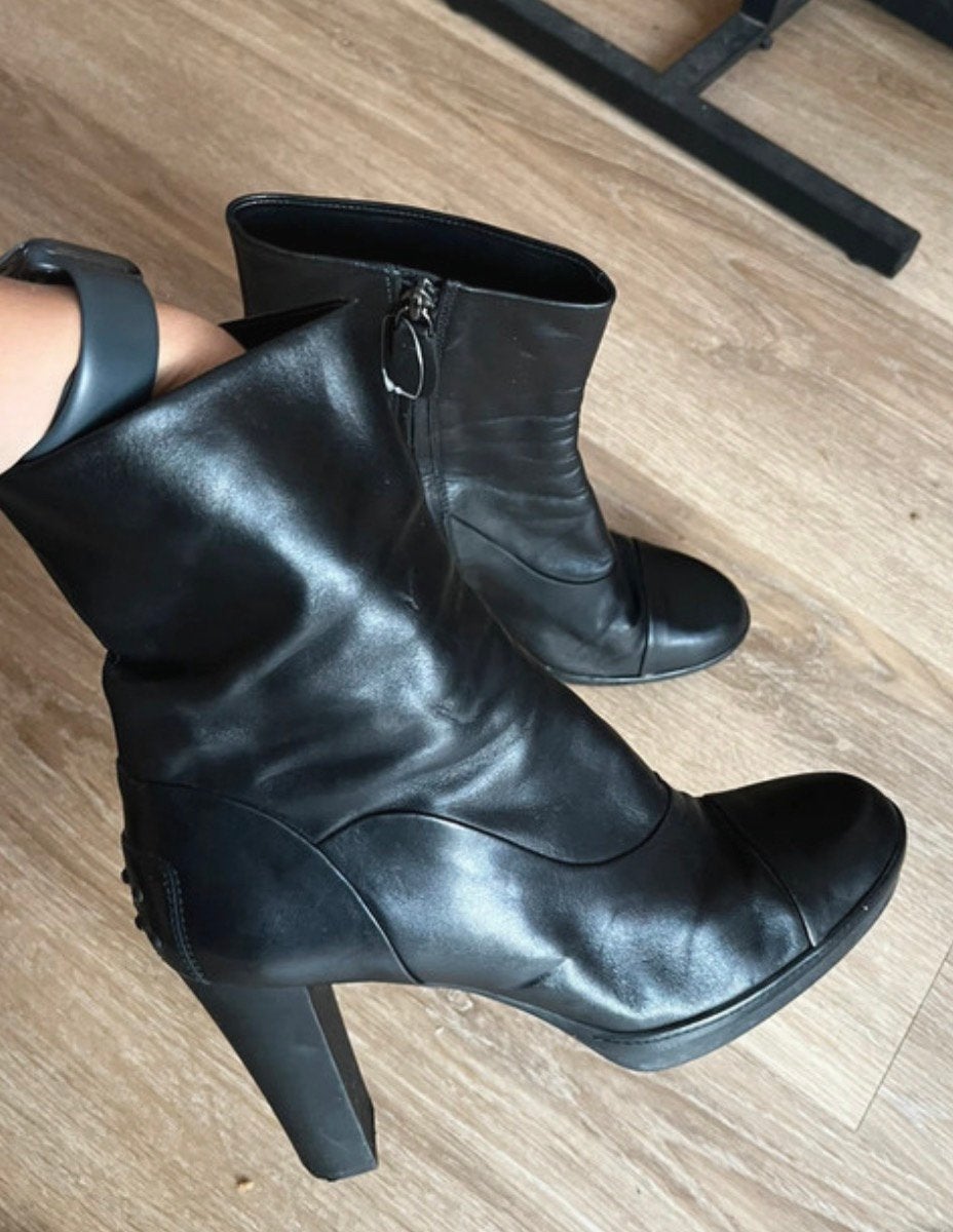 Tod’s enkellaarzen laarzen leer zwart 40, Ophalen of Verzenden, Zo goed als nieuw, Zwart