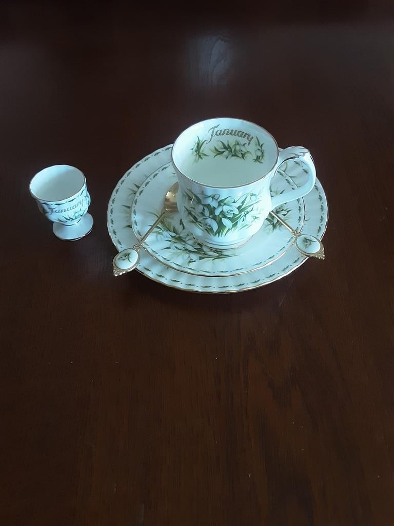 Royal Albert Setje van Flower of the Month January, Antiek en Kunst, Antiek | Servies los, Ophalen of Verzenden