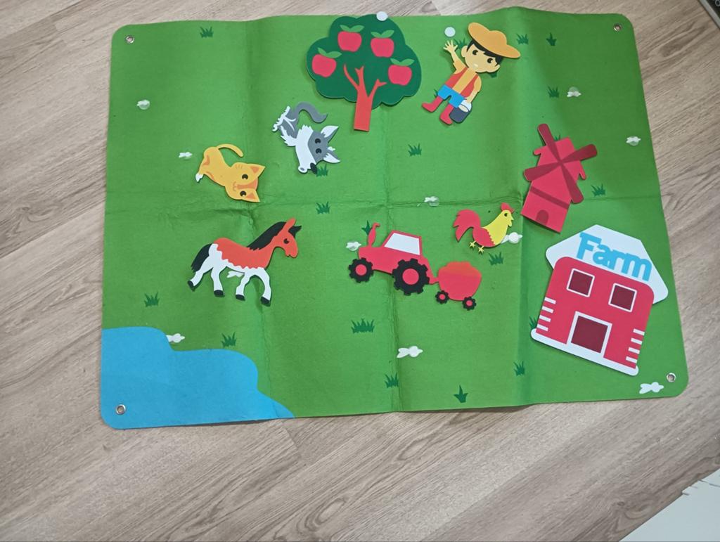 Vilten boerderij speelkleed met dieren en tractor, Kinderen en Baby's, Speelgoed | Educatief en Creatief, Zo goed als nieuw, Knutselen
