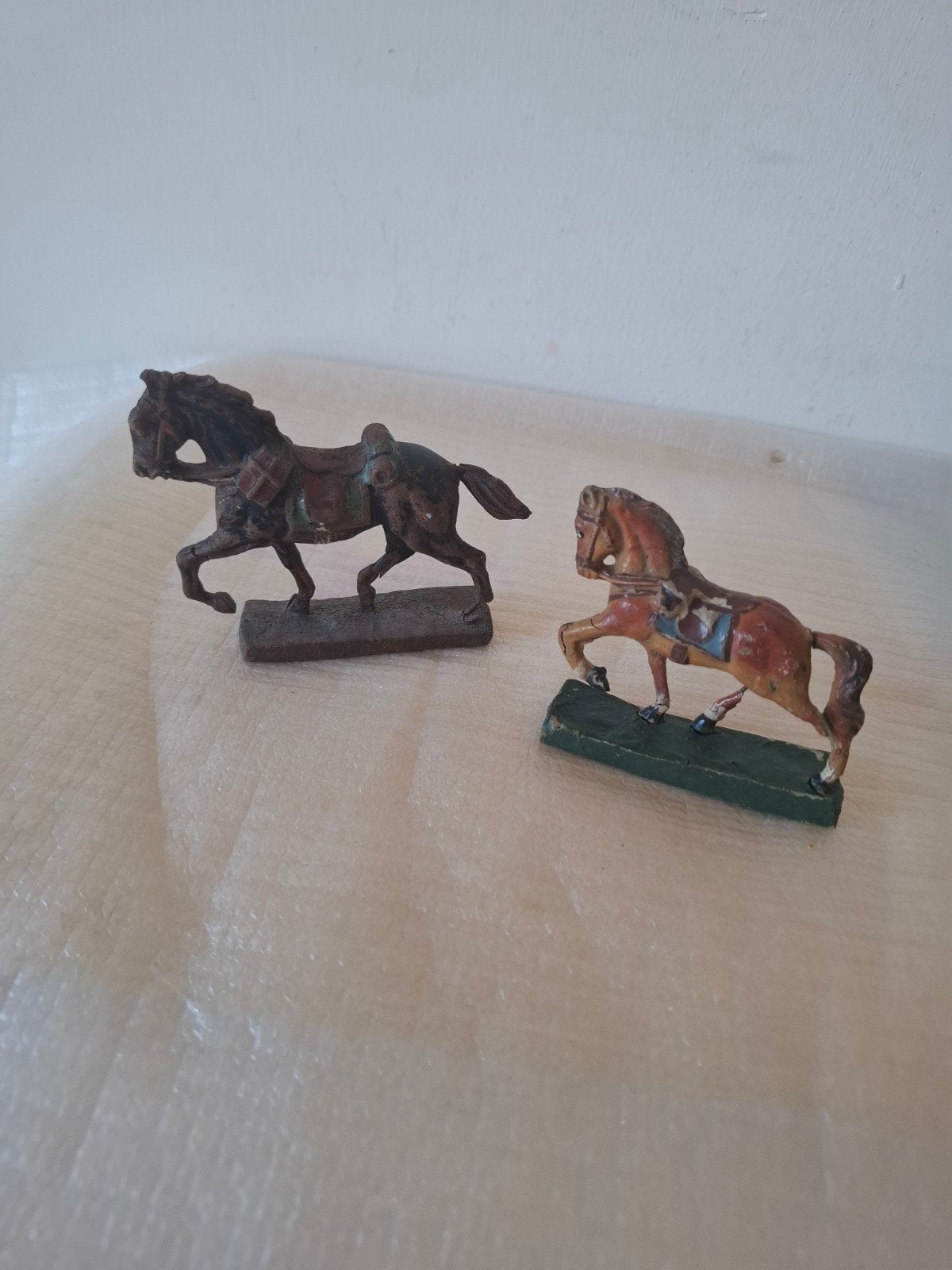 2 antieke paardje niet helemaal heel zie de foto's, Antiek en Kunst, Antiek | Speelgoed, Ophalen of Verzenden