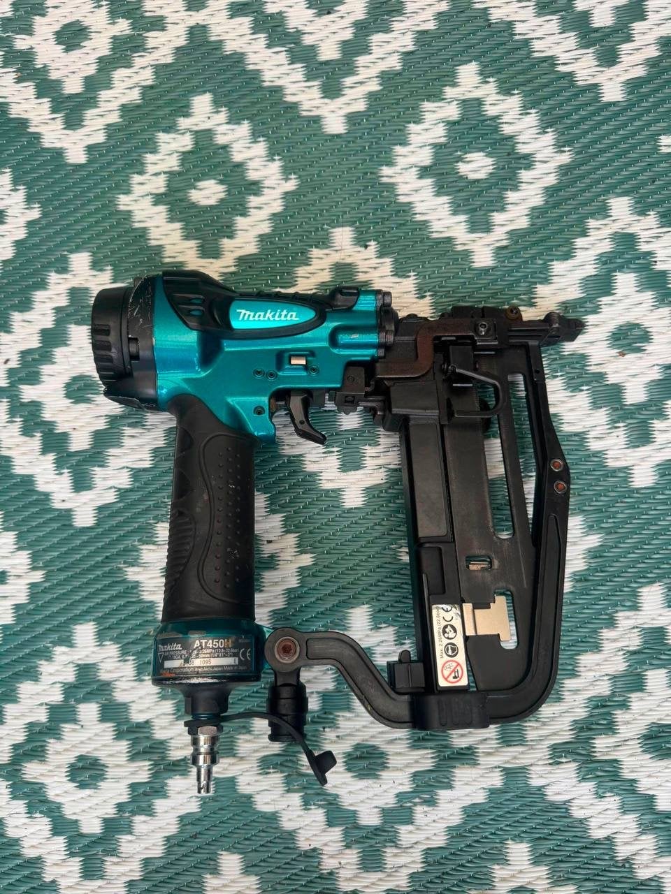 Makita AT450H tacker/nietmachine, Doe-het-zelf en Verbouw, Gereedschap | Handgereedschap, Ophalen of Verzenden, Gebruikt, Tacker/nietmachine