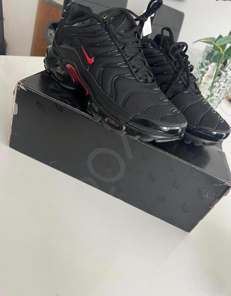 Nike Air Max Plus TN Zwart Rood - Maat 44, Kleding | Heren, Schoenen, Ophalen of Verzenden, Zo goed als nieuw, Zwart, Sneakers of Gympen