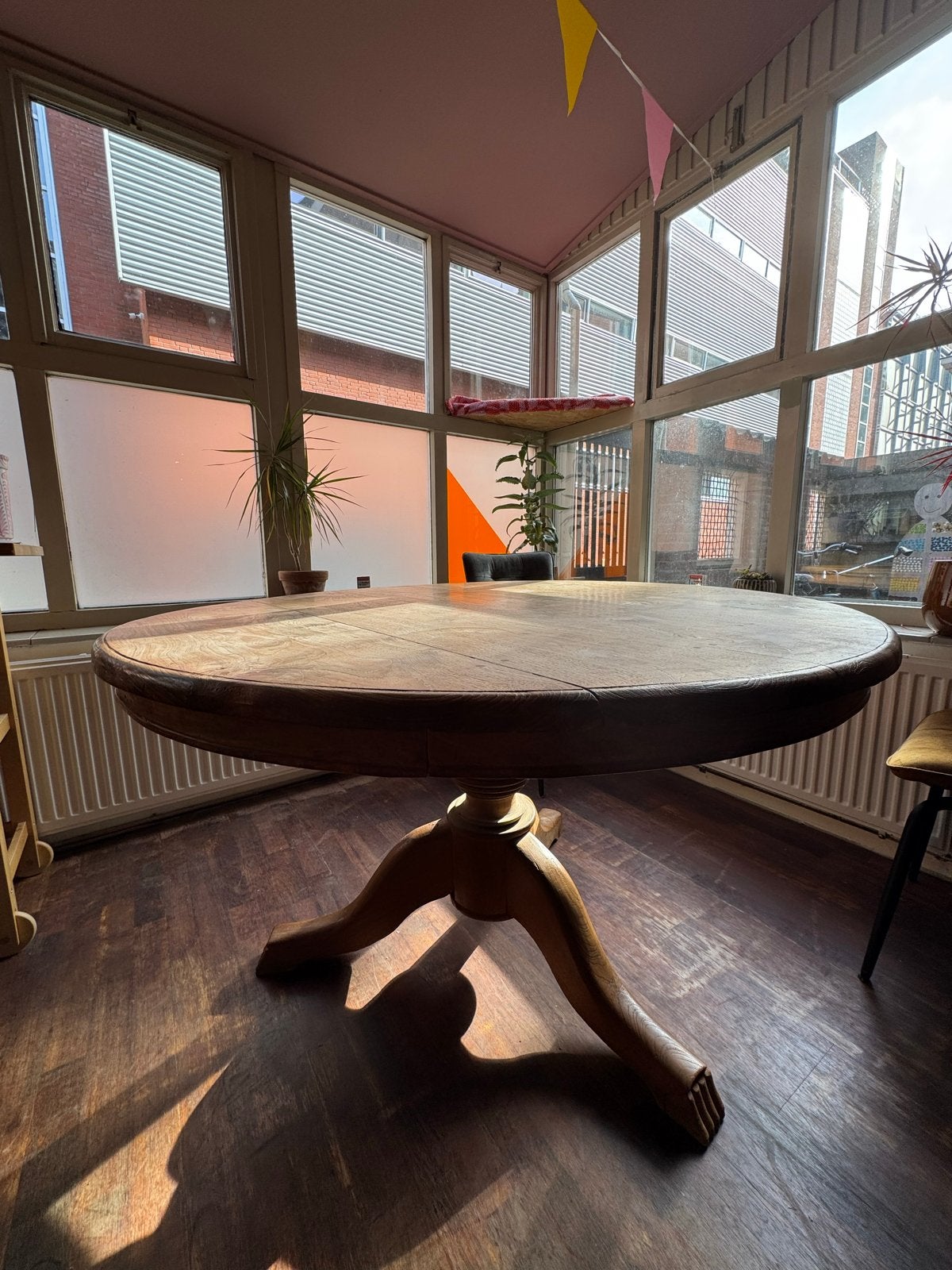 Massief houten (mango) ronde eettafel met sierlijke poot, Ophalen