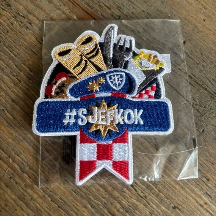 New: Geborduurde carnavals embleem #SJEFKOK 5€, Ophalen of Verzenden, Nieuw, Carnaval, Accessoires