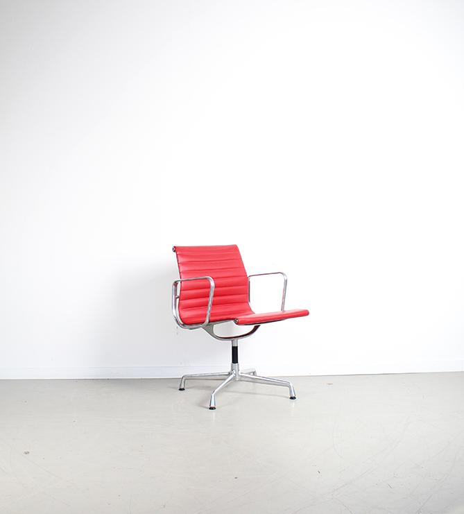 2x Vitra Eames Ea108 Stoel Rood leer – Aluminium, Niet ingevuld, Niet ingevuld, Ophalen of Verzenden, Zo goed als nieuw