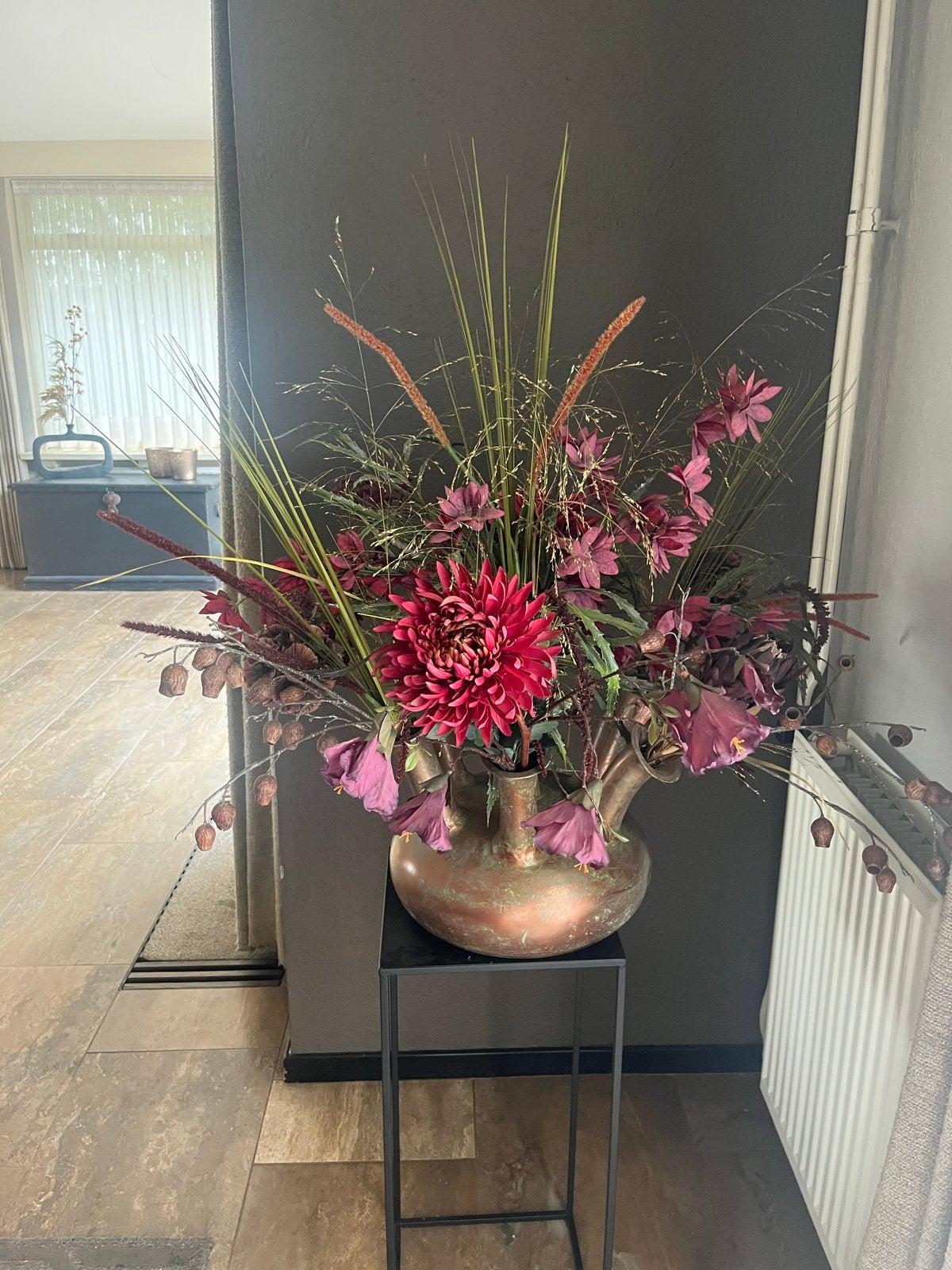 Kunstbloemen in trompet vaas - Snuf en Shoe Schaijk, Ophalen, Overige materialen, Gebruikt, Meerkleurig