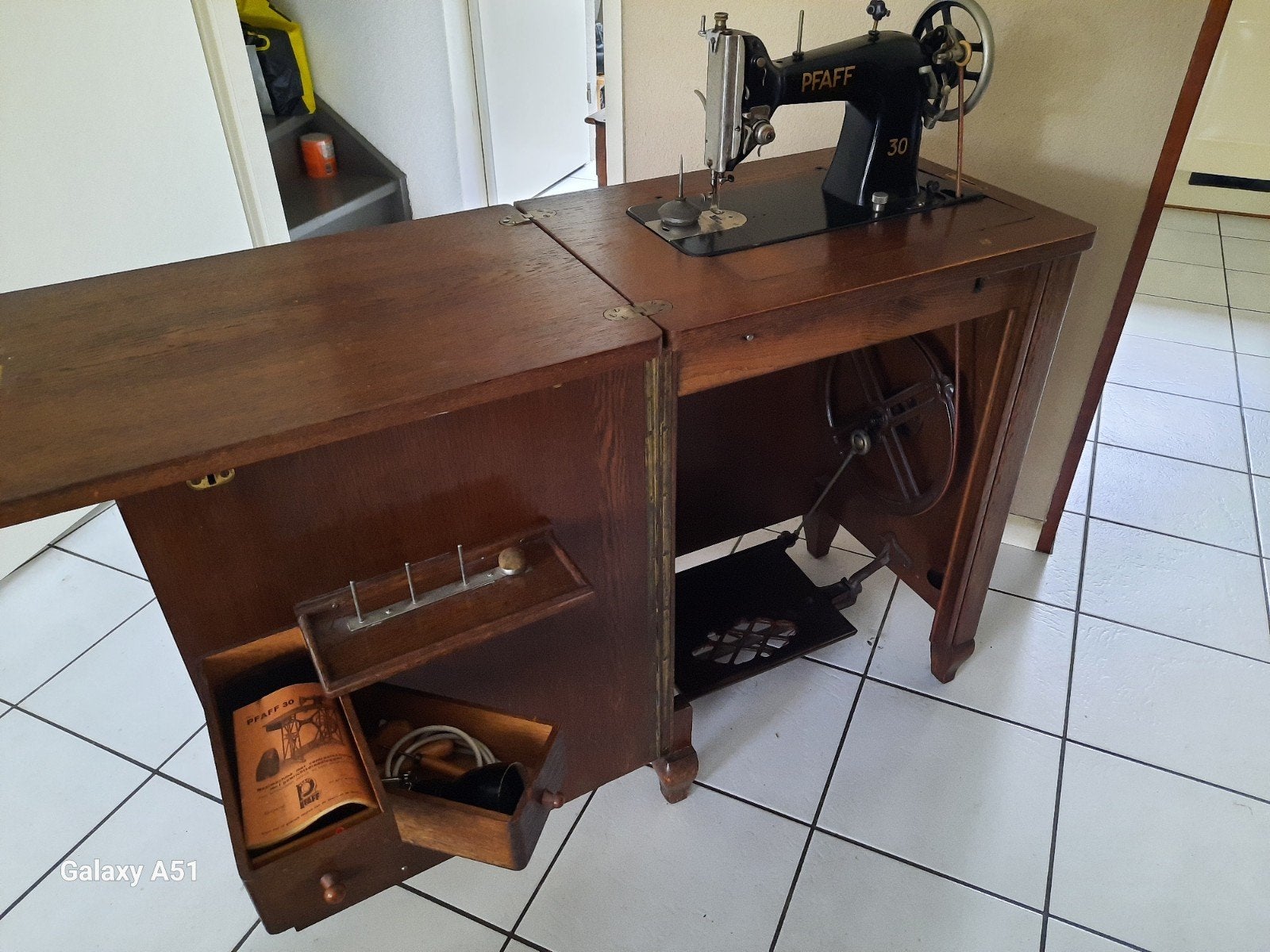 Pfaff 30 Trapnaaimachine (1931-19) in Eiken Kast, Ophalen