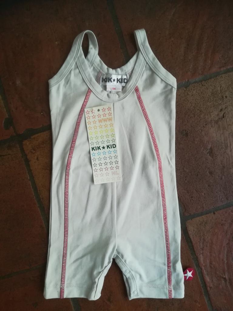 Nieuw zomer pakje. Kik kid, maat 56. Lichtgrijs met rood, Nieuw, Ophalen of Verzenden, Pakje, Jongetje