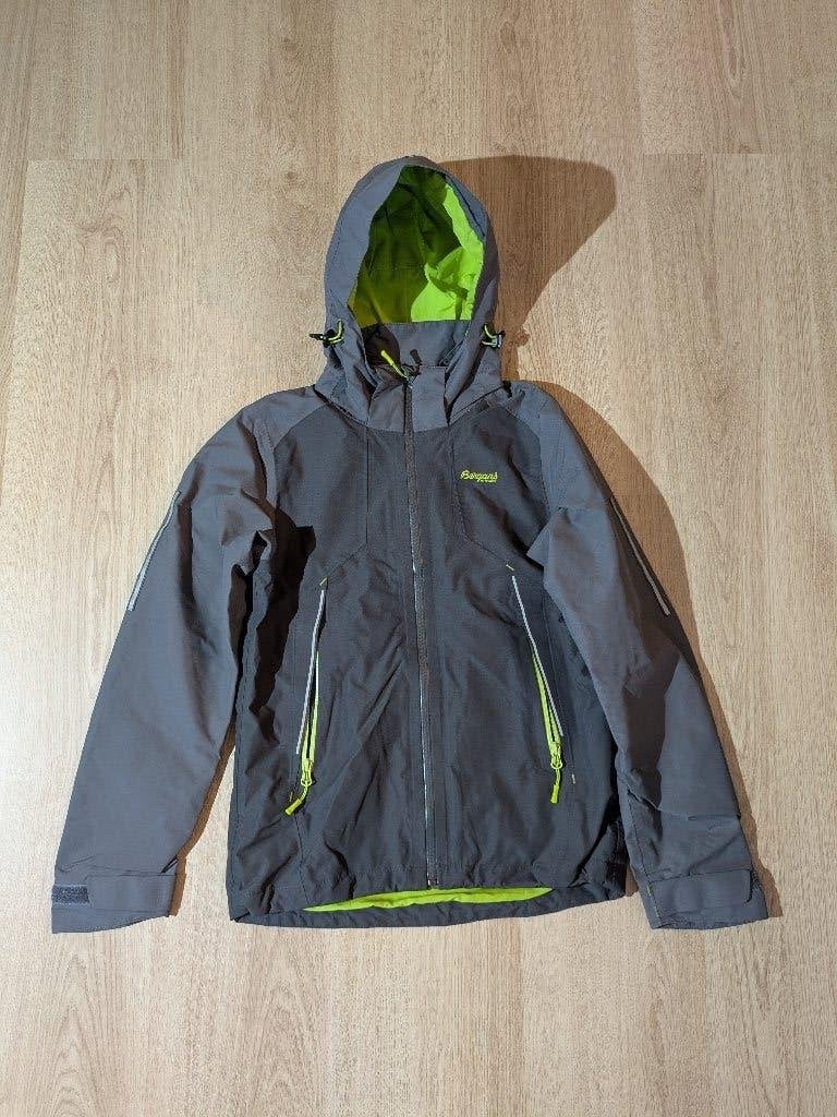 Grijze buitensport jas, Kinderen en Baby's, Gebruikt, Ophalen of Verzenden, Bergans, Jongen