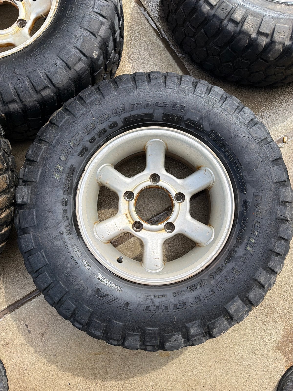 BFGoodrich All-Terrain T/A banden met Land Rover velgen, Auto-onderdelen, Banden en Velgen, Gebruikt, 16 inch, Banden en Velgen