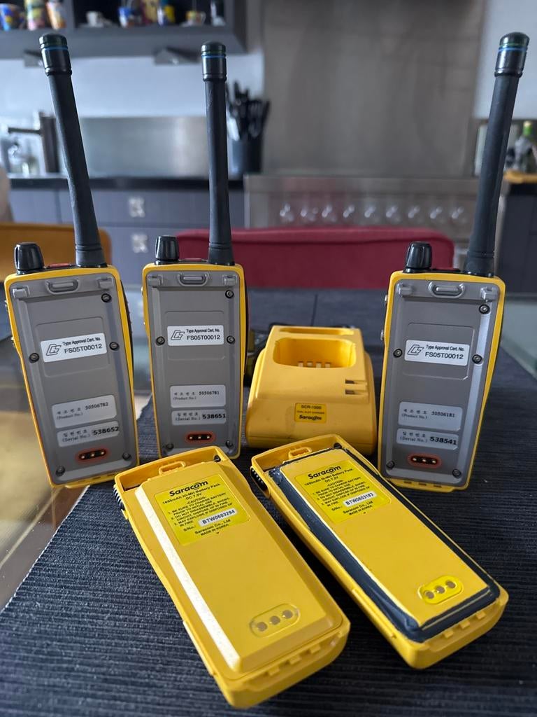 3x Saracom TW-50 portofoons + lader (2 accu’s), Ophalen of Verzenden, Zo goed als nieuw