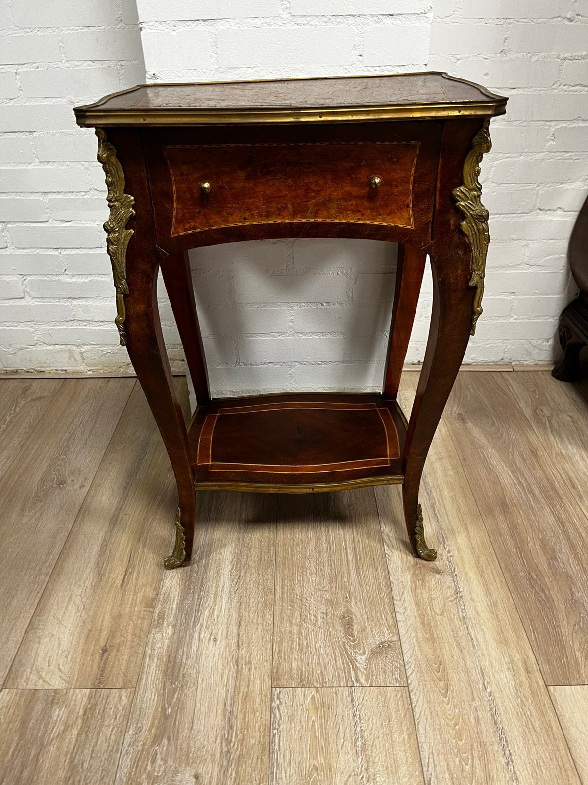Tafeltje gefineerd mer bronzen beslag., Antiek en Kunst, Antiek | Meubels | Tafels, Ophalen
