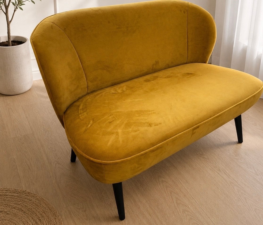 Stijlvolle okergele fluwelen bank/loveseat HUUR, Ophalen, 50 tot 75 cm, Zo goed als nieuw, 100 tot 125 cm
