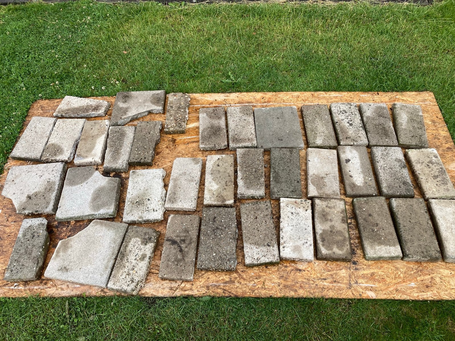 Gratis: halve gebruikte betonnen terrastegels/stoeptegels, Ophalen, Gebruikt, Klinkers, Minder dan 5 m²
