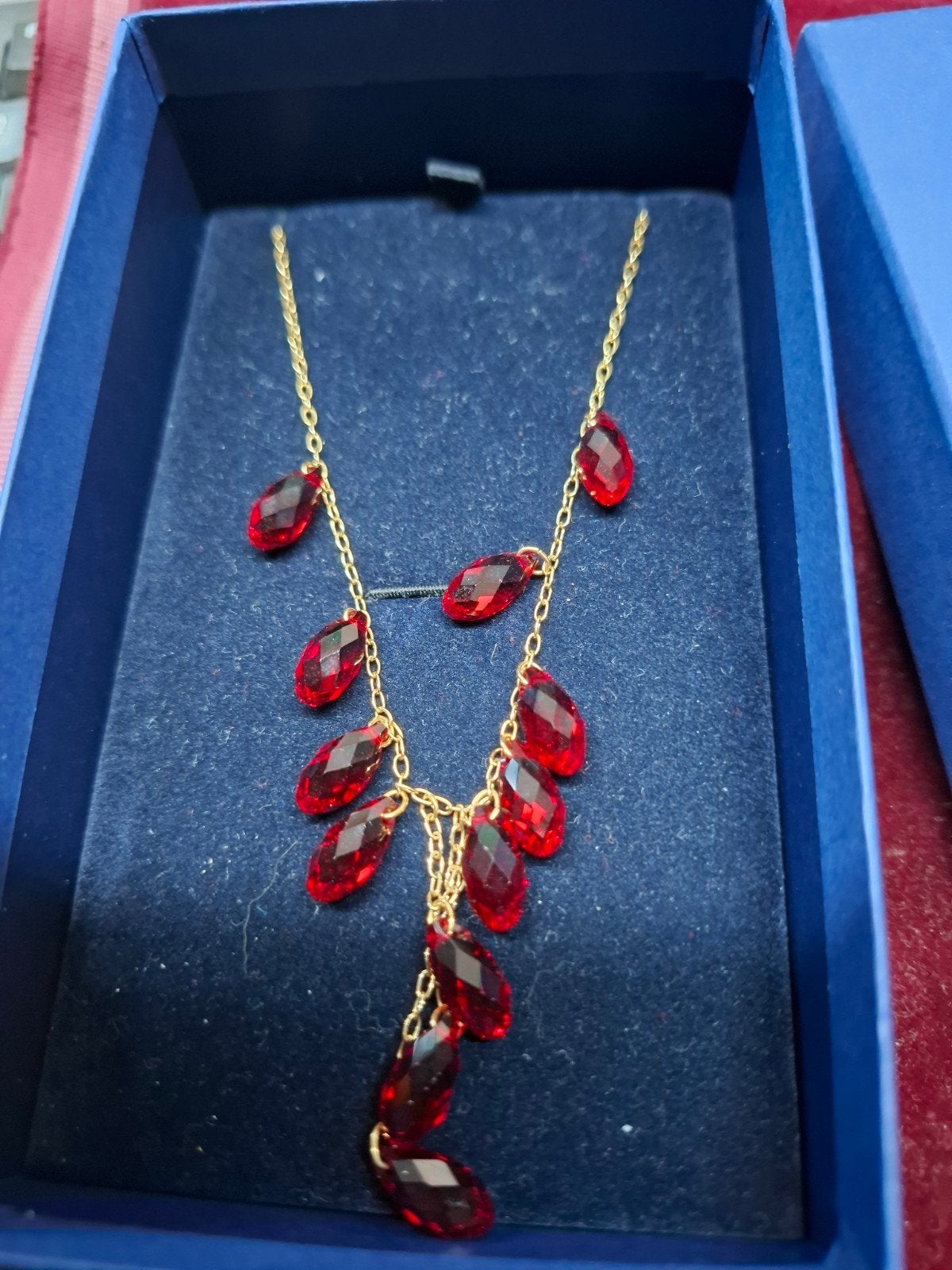 Swarovski ketting met rode kristallen, goudkleurig, Met kristal, Overige materialen, Nieuw, Ophalen of Verzenden