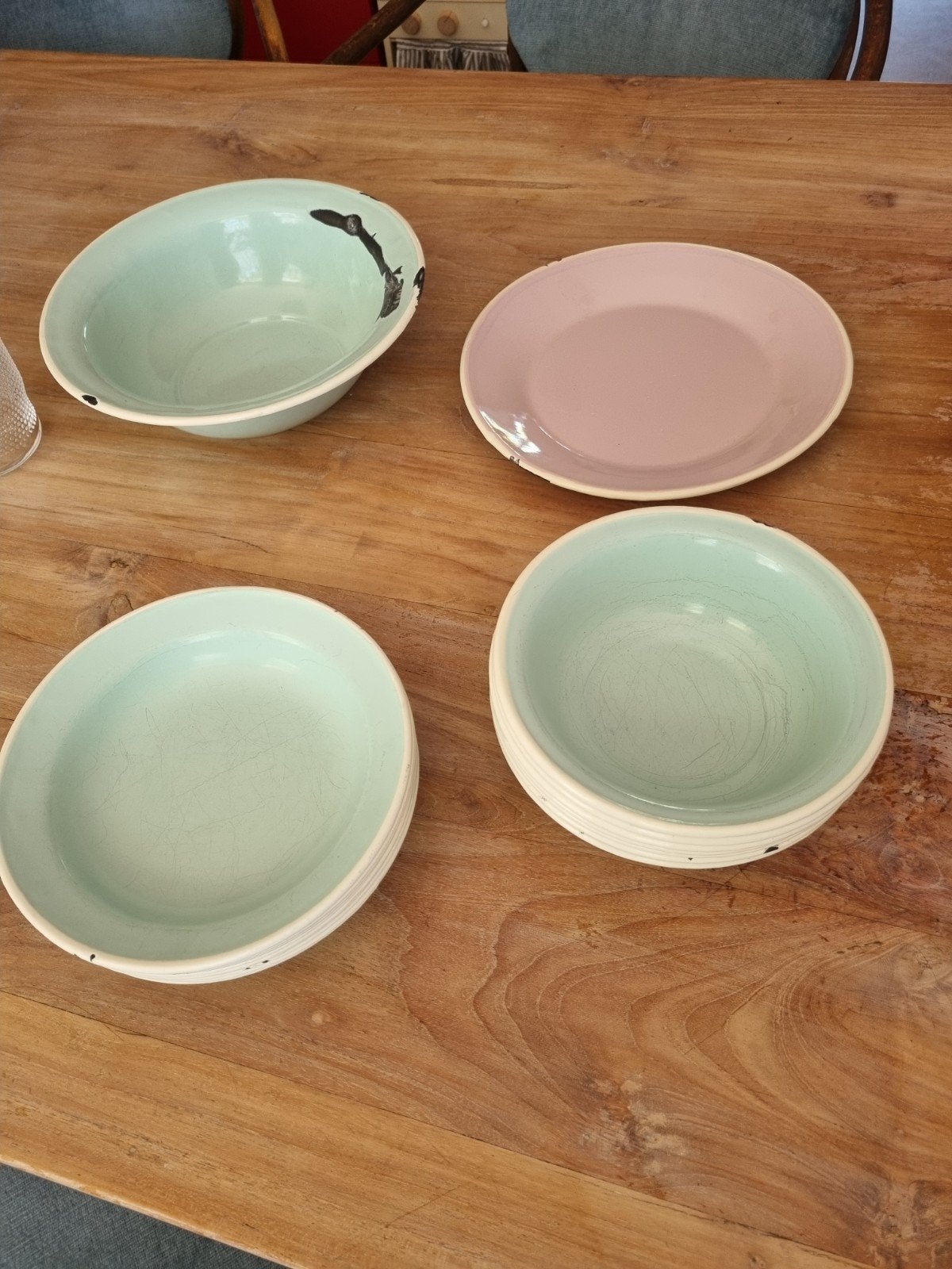 Emaille servies: mint groene kommen en borden in pastelkleur, Gebruikt, Ophalen of Verzenden, Bord(en), Overige stijlen
