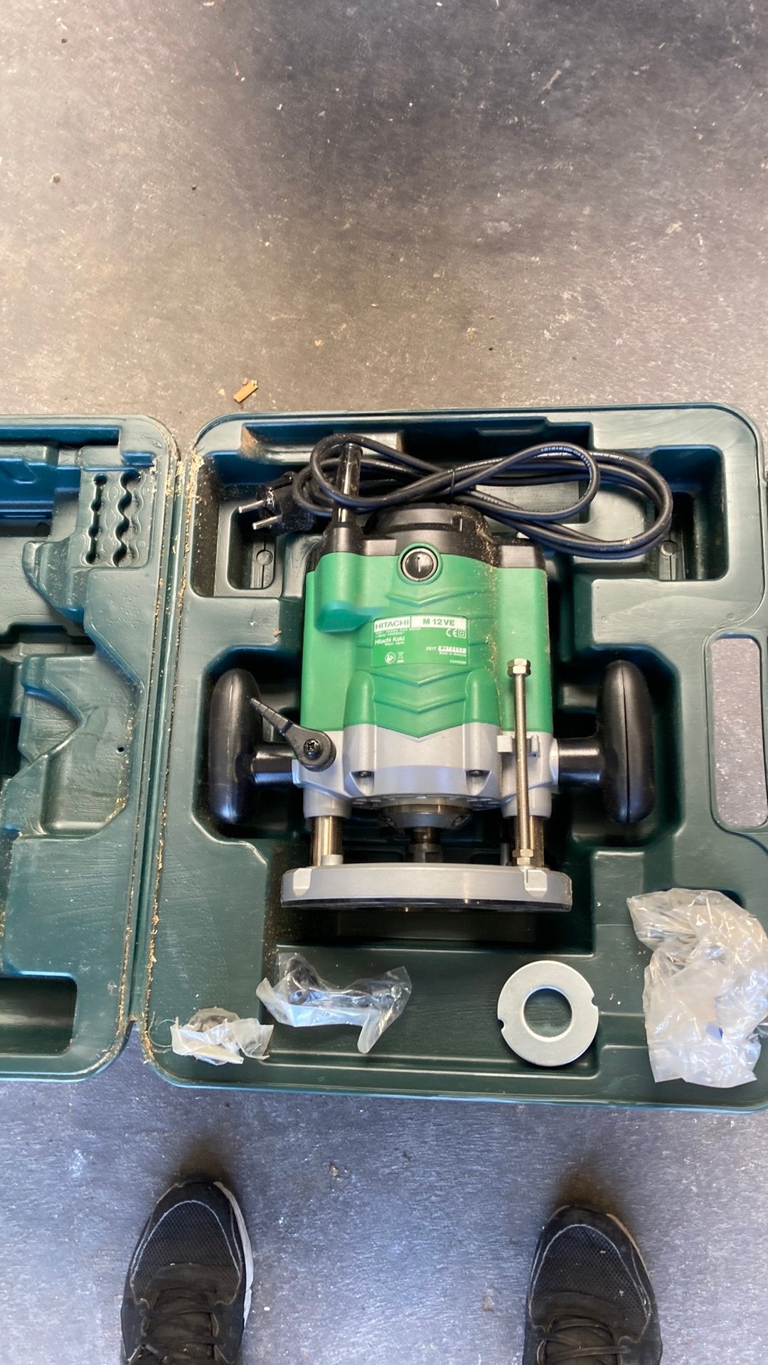 Hitachi M12VE Bovenfrees 2000W met koffer, Doe-het-zelf en Verbouw, Gereedschap | Freesmachines, Verzenden, Gebruikt, Elektrisch
