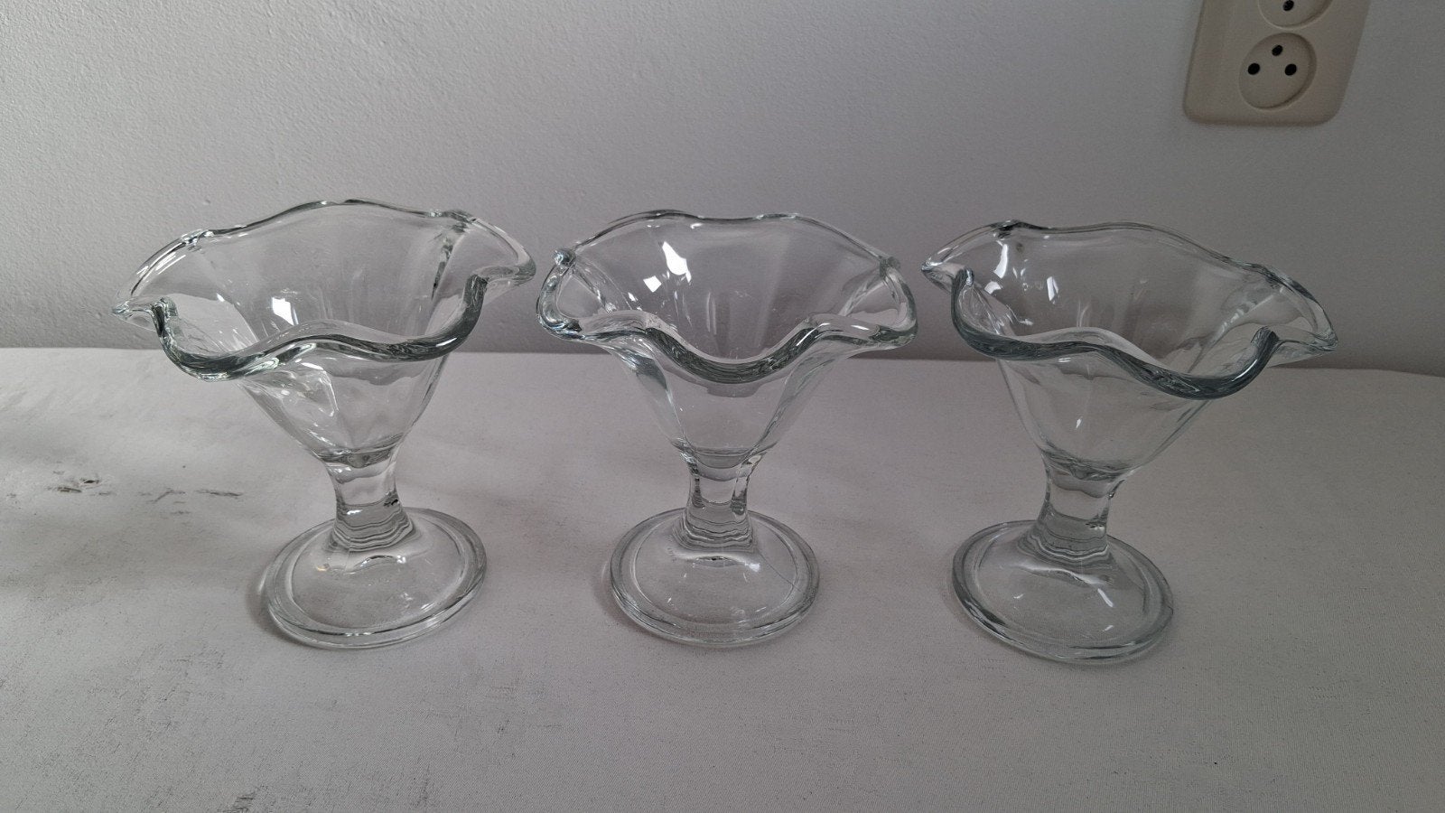 Set van 3 glazen ijscoupes met golvende rand, Antiek en Kunst, Antiek | Glas en Kristal, Ophalen