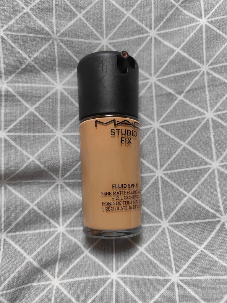 MAC Studio Fix Fluid Foundation C4.5 - Zo goed als nieuw, Overige kleuren, Gehele gezicht, Ophalen of Verzenden, Zo goed als nieuw