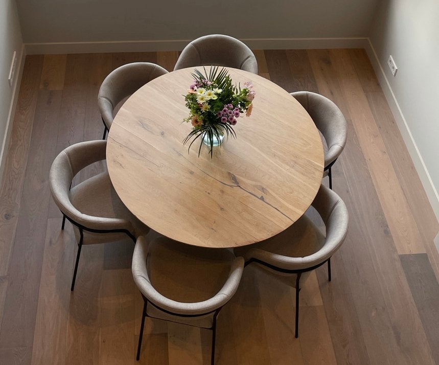 Foto 4 van Ronde eikenhouten eettafel Ø130 cm - zwart metalen onderstel