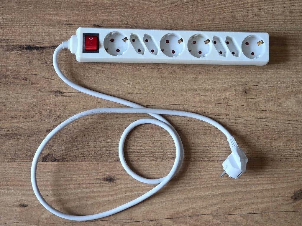 Stekkerdoos 8-voudig met schakelaar (4x groot 4x klein) ZGAN, Doe-het-zelf en Verbouw, Ophalen of Verzenden, Zo goed als nieuw