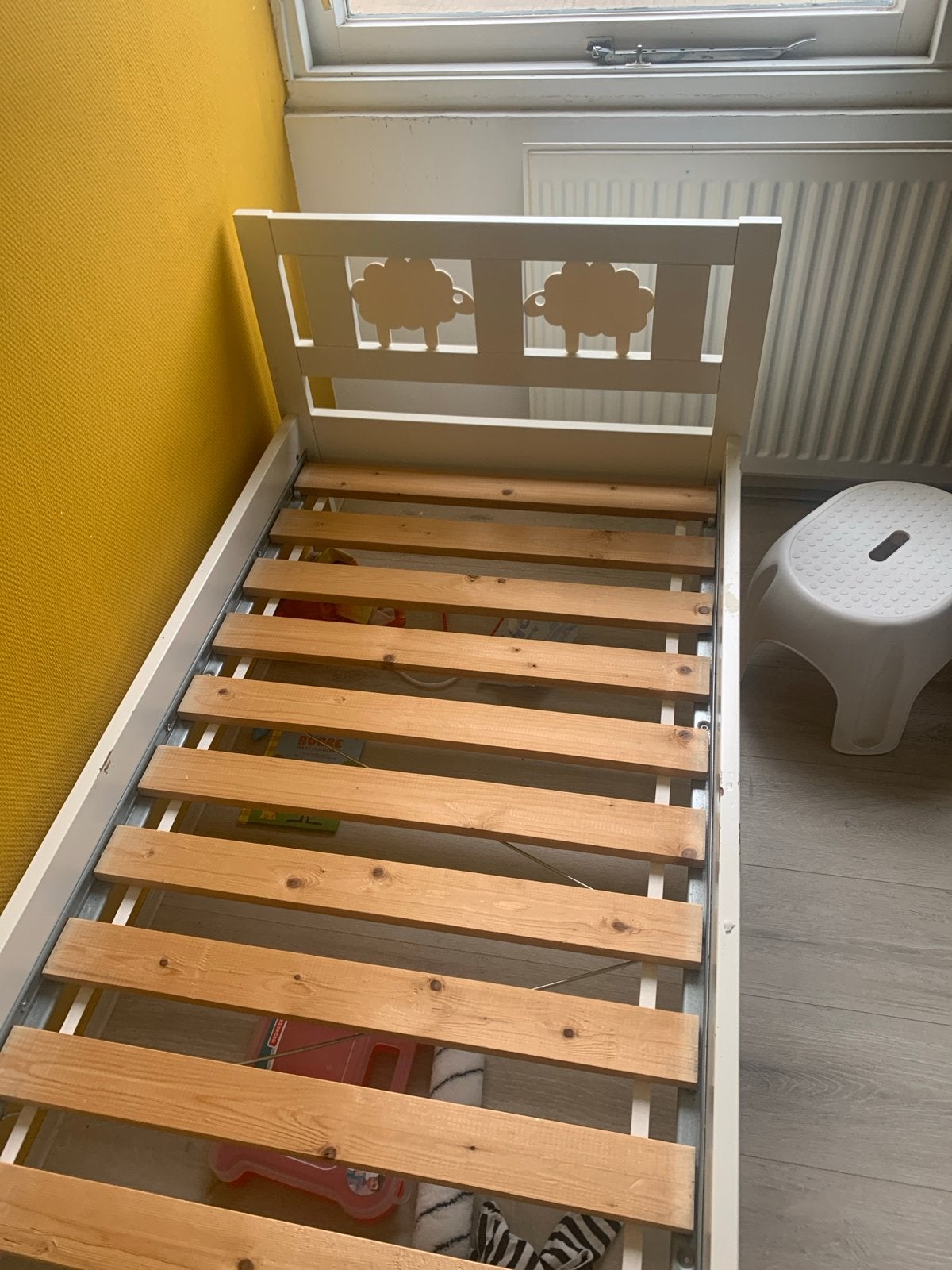 Schattig peuterbed met schaapjes, inclusief lattenbodem, Ophalen, Gebruikt, 70 tot 85 cm, 140 tot 160 cm