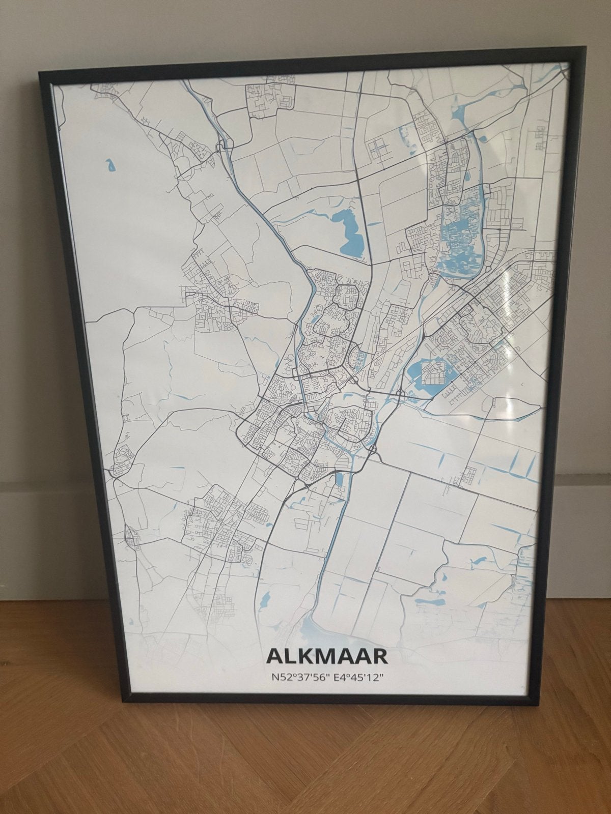 Alkmaar poster met zwarte lijst en glasplaat (30x43cm), Ophalen of Verzenden, Met afbeelding, Zwart, Hout