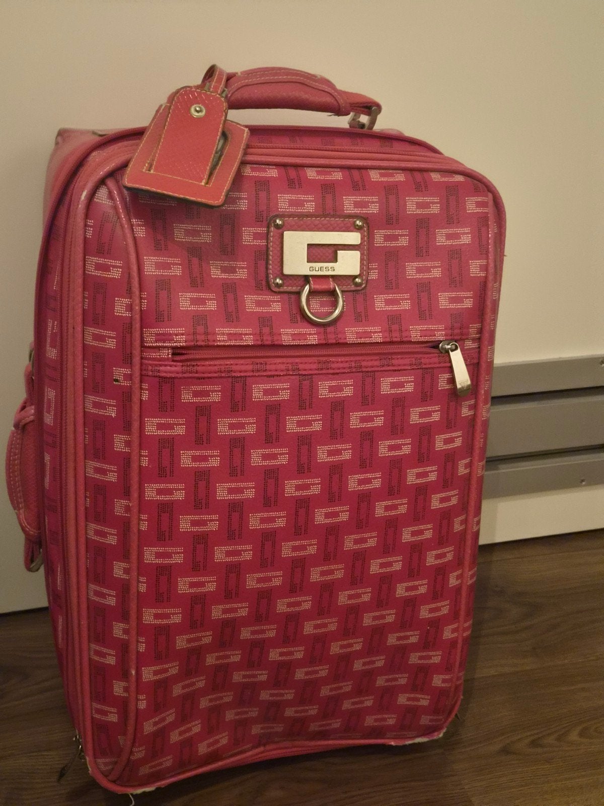 GUESS roze reiskoffer met uitschuifbare handgreep, Ophalen, Gebruikt, Overige kleuren, Wieltjes